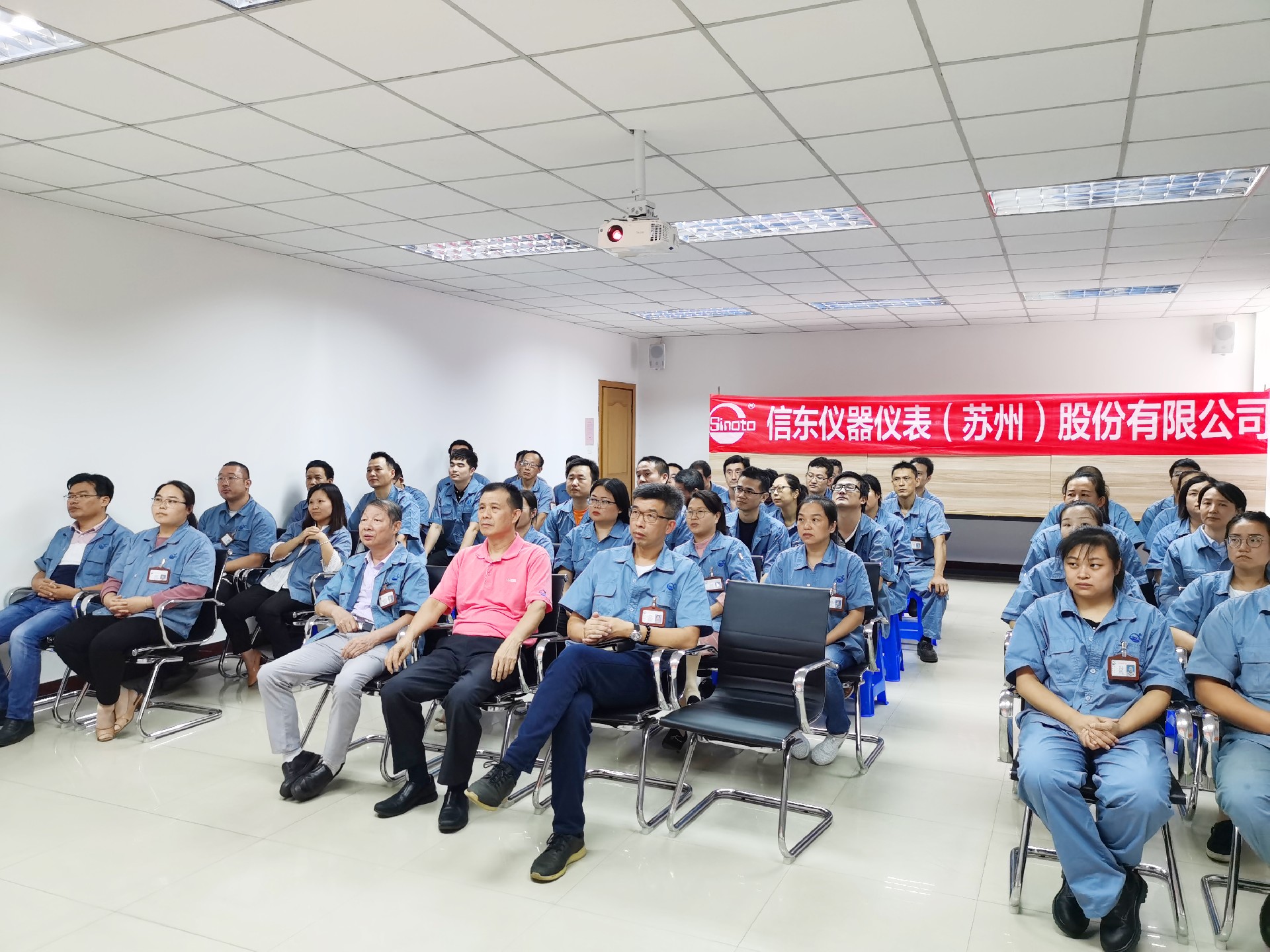 2 大家聚精會(huì)神地觀看信東發(fā)展歷程宣傳片.jpg