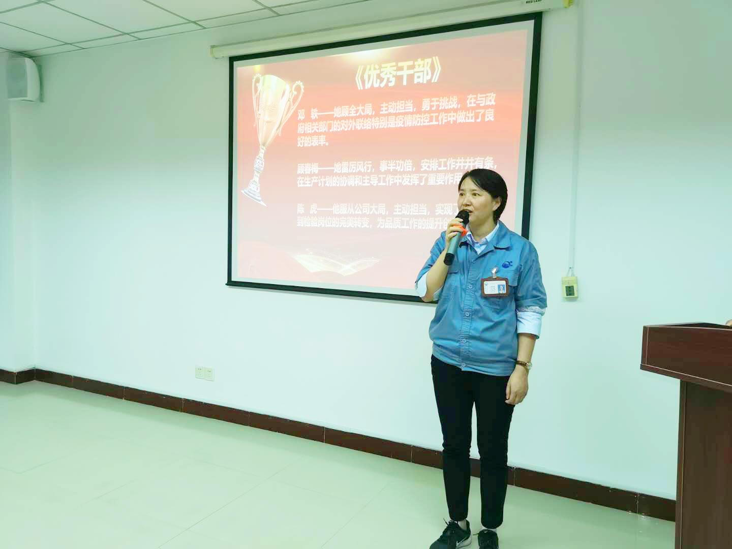 8 “優(yōu)秀干部”代表發(fā)表獲獎(jiǎng)感言.jpg